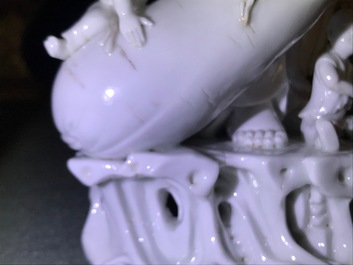 Un groupe en porcelaine blanc de Chine figurant Bouddha et des gar&ccedil;ons jouants, R&eacute;publique, 20&egrave;me