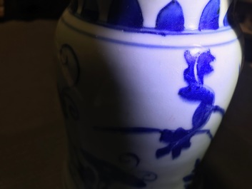 Een Chinese blauwwitte vaas met floraal decor, Transitie periode