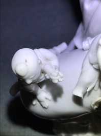 Un groupe en porcelaine blanc de Chine figurant Bouddha et des gar&ccedil;ons jouants, R&eacute;publique, 20&egrave;me