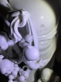 Un groupe en porcelaine blanc de Chine figurant Bouddha et des gar&ccedil;ons jouants, R&eacute;publique, 20&egrave;me