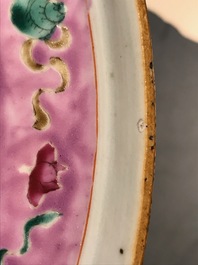 Une paire de vases en porcelaine de Chine famille rose pour le march&eacute; Straits ou Peranakan, 19&egrave;me