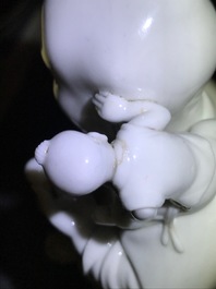 Un groupe en porcelaine blanc de Chine figurant Bouddha et des gar&ccedil;ons jouants, R&eacute;publique, 20&egrave;me