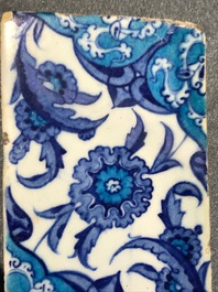 Un carreau de frise d'Iznik au d&eacute;cor bichrome de feuilles de saz, bandes de nuages et une rosette, Turquie, 2&egrave;me quart du 16&egrave;me