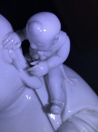 Un groupe en porcelaine blanc de Chine figurant Bouddha et des gar&ccedil;ons jouants, R&eacute;publique, 20&egrave;me