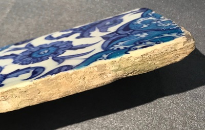 Un carreau de frise d'Iznik au d&eacute;cor bichrome de feuilles de saz, bandes de nuages et une rosette, Turquie, 2&egrave;me quart du 16&egrave;me