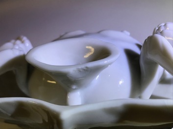Een Chinese Dehua blanc de Chine waterdruppelaar in de vorm van een krab, Kangxi