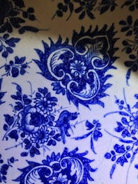 Une paire de tazzas en fa&iuml;ence de Delft en bleu et blanc, 17/18&egrave;me