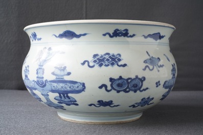 Een Chinese blauwwitte wierookbrander met decor van antiquiteiten, Kangxi