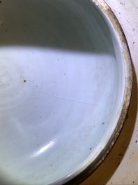 Een paar Chinese blauwwitte en onderglazuur rode celadon dekselvazen, 19/20e eeuw