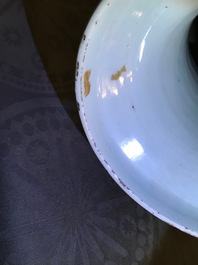 Drie Chinese famille rose en verte vazen, &eacute;&eacute;n met Qianlong merk, 19/20 eeuw