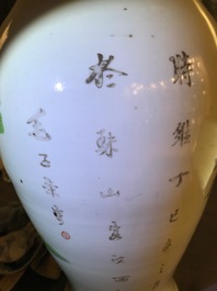 Drie Chinese famille rose en verte vazen, &eacute;&eacute;n met Qianlong merk, 19/20 eeuw