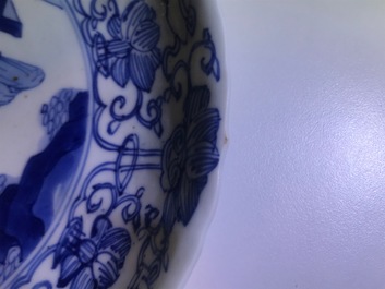 Une assiette en forme de lotus en porcelaine de Chine bleu et blanc, marque et &eacute;poque de Kangxi