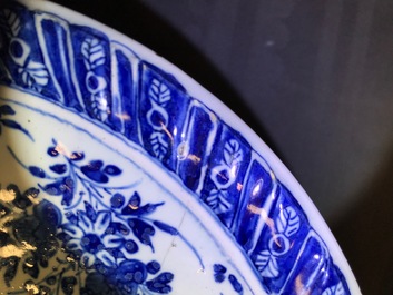 Une paire de tazzas en fa&iuml;ence de Delft en bleu et blanc, 17/18&egrave;me
