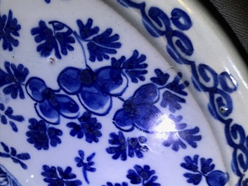 Une paire de tazzas en fa&iuml;ence de Delft en bleu et blanc, 17/18&egrave;me