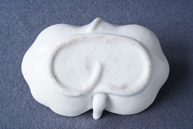 Een Chinese Dehua blanc de Chine waterdruppelaar in de vorm van een krab, Kangxi