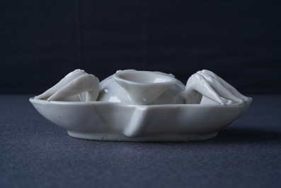Een Chinese Dehua blanc de Chine waterdruppelaar in de vorm van een krab, Kangxi