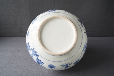 Een Chinese blauwwitte wierookbrander met decor van antiquiteiten, Kangxi