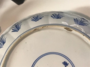 Une assiette en forme de lotus en porcelaine de Chine bleu et blanc, marque et &eacute;poque de Kangxi
