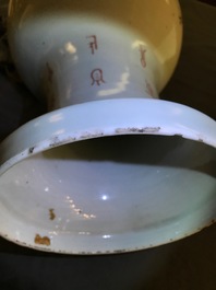 Drie Chinese famille rose en verte vazen, &eacute;&eacute;n met Qianlong merk, 19/20 eeuw