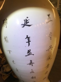 Drie Chinese famille rose en verte vazen, &eacute;&eacute;n met Qianlong merk, 19/20 eeuw