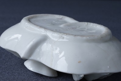 Een Chinese Dehua blanc de Chine waterdruppelaar in de vorm van een krab, Kangxi