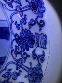 Une assiette en forme de lotus en porcelaine de Chine bleu et blanc, marque et &eacute;poque de Kangxi