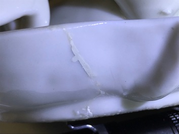 Een Chinese Dehua blanc de Chine waterdruppelaar in de vorm van een krab, Kangxi