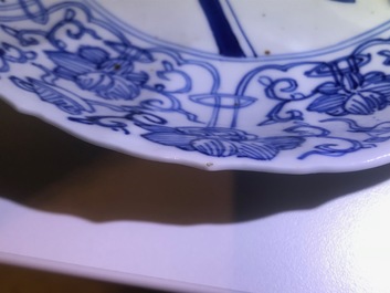 Une assiette en forme de lotus en porcelaine de Chine bleu et blanc, marque et &eacute;poque de Kangxi
