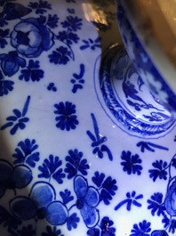 Une paire de tazzas en fa&iuml;ence de Delft en bleu et blanc, 17/18&egrave;me