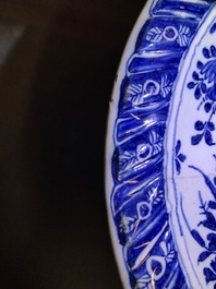 Une paire de tazzas en fa&iuml;ence de Delft en bleu et blanc, 17/18&egrave;me