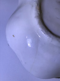 Een Chinese Dehua blanc de Chine waterdruppelaar in de vorm van een krab, Kangxi