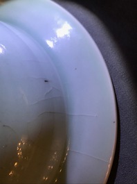 Een paar Chinese blauwwitte en onderglazuur rode celadon dekselvazen, 19/20e eeuw