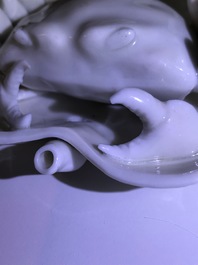 Een Chinese Dehua blanc de Chine waterdruppelaar in de vorm van een krab, Kangxi