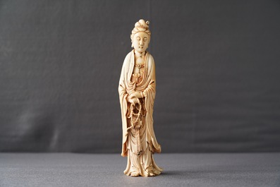 Une figure de Guanyin en ivoire sculpt&eacute;, Chine, 18&egrave;me