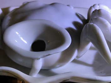 Een Chinese Dehua blanc de Chine waterdruppelaar in de vorm van een krab, Kangxi