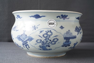 Een Chinese blauwwitte wierookbrander met decor van antiquiteiten, Kangxi