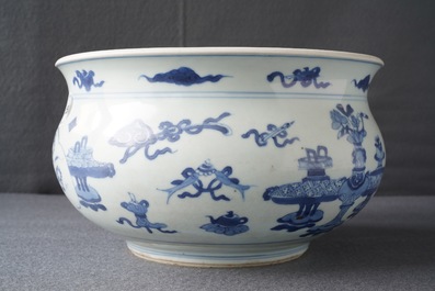 Een Chinese blauwwitte wierookbrander met decor van antiquiteiten, Kangxi