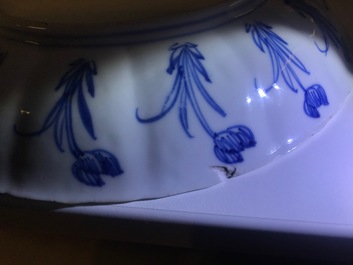 Une assiette en forme de lotus en porcelaine de Chine bleu et blanc, marque et &eacute;poque de Kangxi