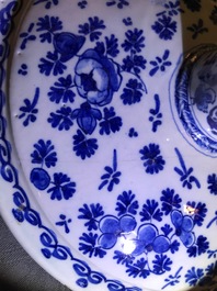 Une paire de tazzas en fa&iuml;ence de Delft en bleu et blanc, 17/18&egrave;me