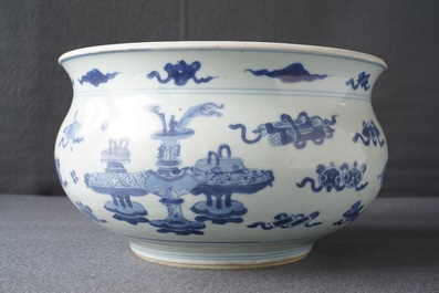 Een Chinese blauwwitte wierookbrander met decor van antiquiteiten, Kangxi