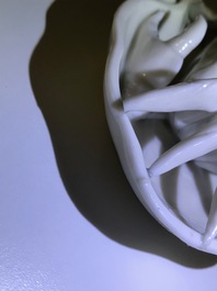 Een Chinese Dehua blanc de Chine waterdruppelaar in de vorm van een krab, Kangxi