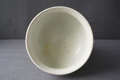 Een Chinese blauwwitte wierookbrander met decor van antiquiteiten, Kangxi