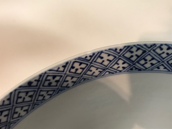 Een Chinese blauwwitte kom met florale en figuratieve panelen, Kangxi merk en periode