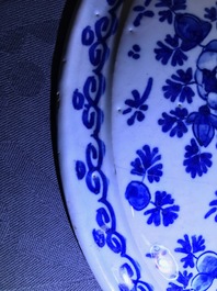 Une paire de tazzas en fa&iuml;ence de Delft en bleu et blanc, 17/18&egrave;me