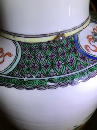 Drie Chinese famille rose en verte vazen, &eacute;&eacute;n met Qianlong merk, 19/20 eeuw