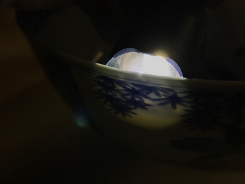Een Chinese blauwwitte kom met florale en figuratieve panelen, Kangxi merk en periode