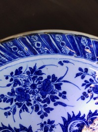 Une paire de tazzas en fa&iuml;ence de Delft en bleu et blanc, 17/18&egrave;me