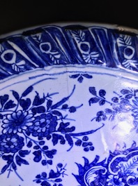 Une paire de tazzas en fa&iuml;ence de Delft en bleu et blanc, 17/18&egrave;me