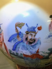 Een flesvormige Chinese famille rose vaas, Qianlong merk, Republiek, 20e eeuw