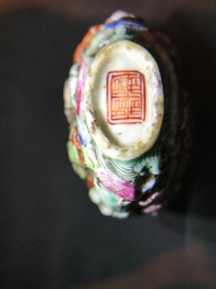Une tabati&egrave;re en porcelaine de Chine famille rose &agrave; d&eacute;cor en relief, 19&egrave;me